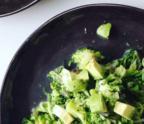 Courgettenoedels met broccoli, geitenkaas en avocado